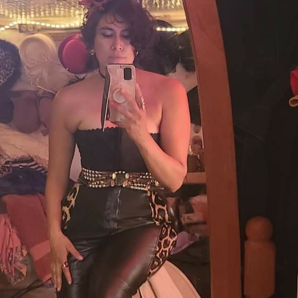 Poshmark - Picture 7 of 8